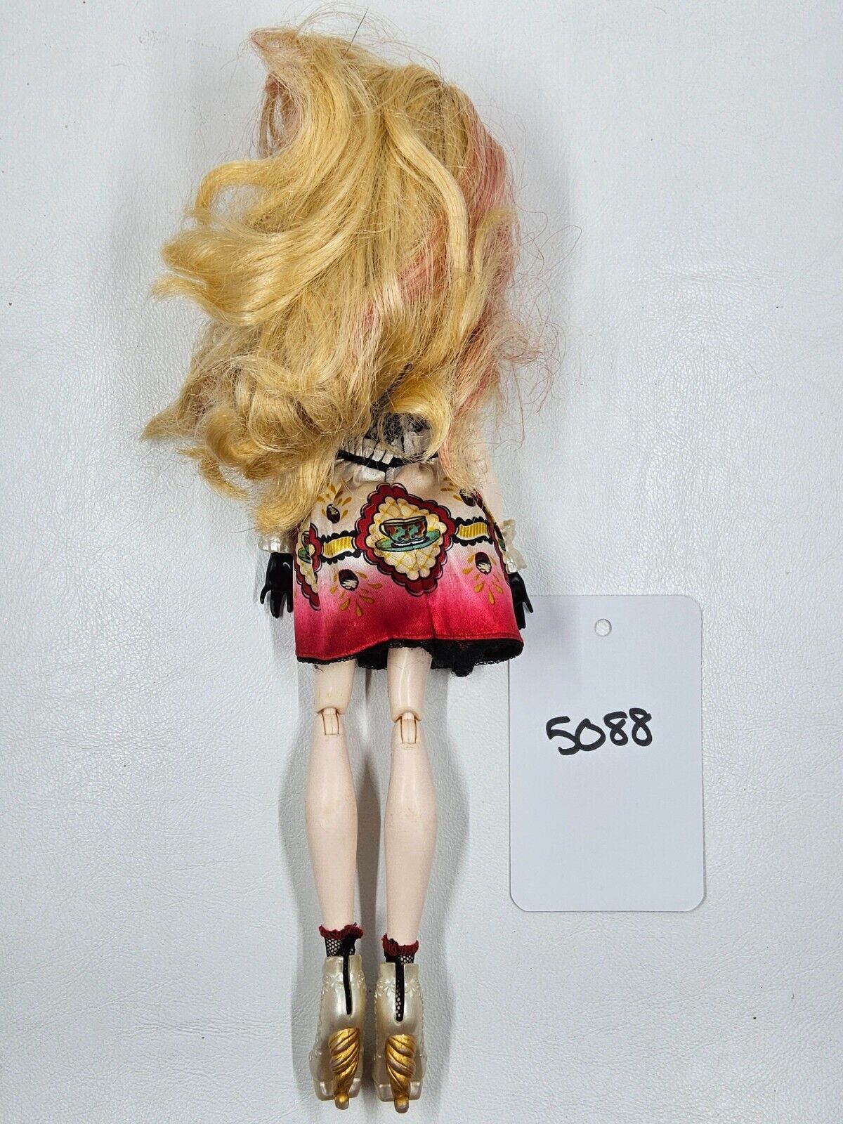 EVER AFTER HIGH HAT TASTIC PARTY APPLE WHITE DOLL